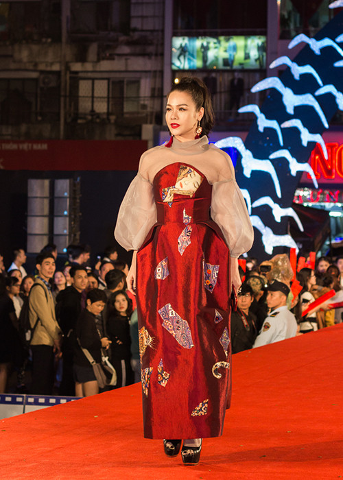 Nhật Kim Anh tham gia lễ bế mạc. Tại liên hoan phim năm nay, cô đóng vai trò thành viên ban giám khảo.