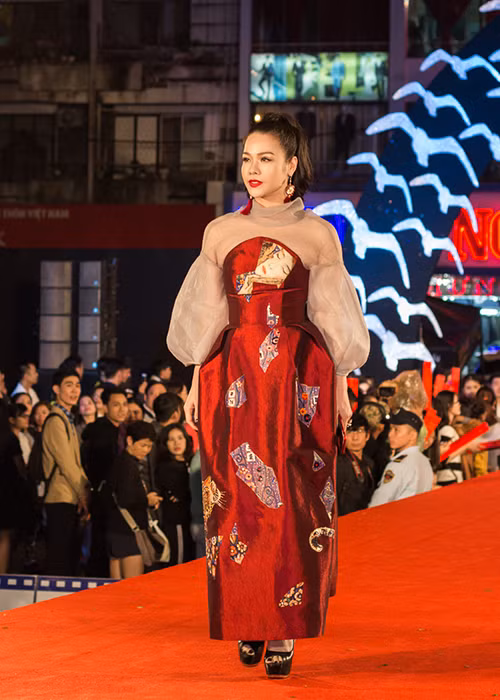 Nhật Kim Anh tham gia lễ bế mạc. Tại liên hoan phim năm nay, cô đóng vai trò thành viên ban giám khảo.