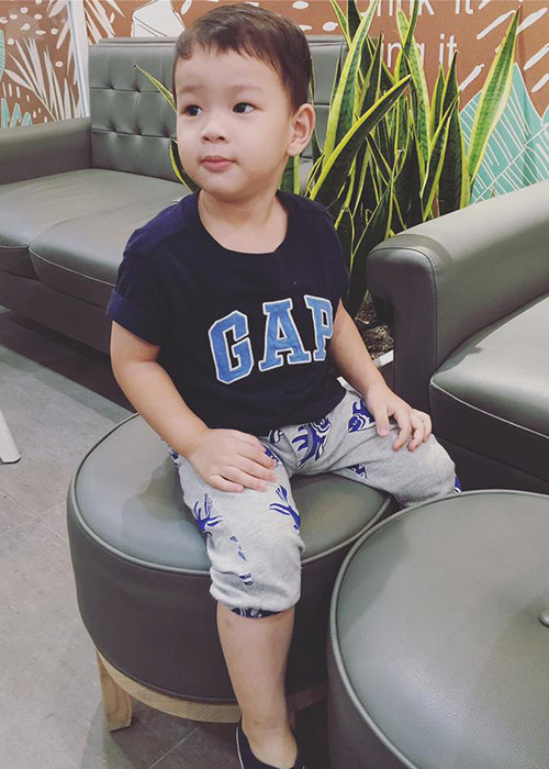 Hơn 2 tuổi rưỡi, bé Lạc Gai đã biết đếm từ 1-10 bằng tiếng Anh, thuộc và nhận biết tất cả màu sắc cũng bằng tiếng Anh.