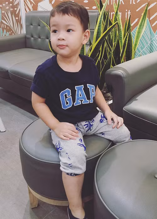 Hơn 2 tuổi rưỡi, bé Lạc Gai đã biết đếm từ 1-10 bằng tiếng Anh, thuộc và nhận biết tất cả màu sắc cũng bằng tiếng Anh.