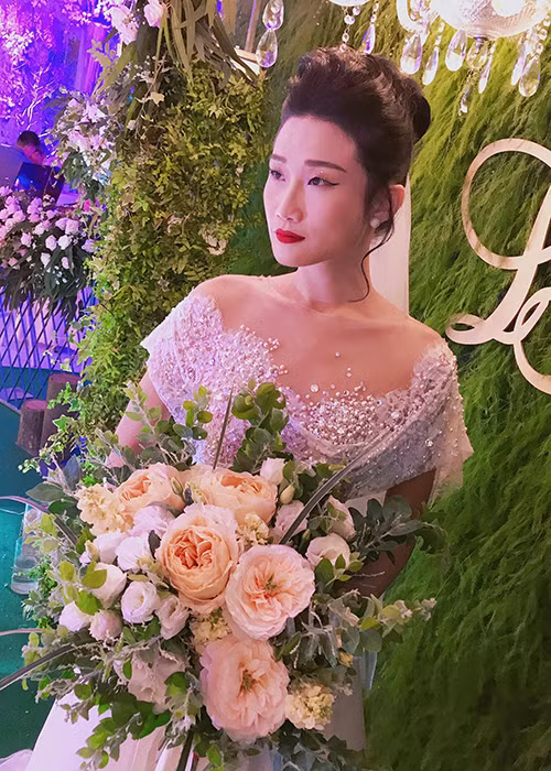 Kha Mỹ Vân đẹp lộng lẫy trong đám cưới. Trước hôn lễ, chân dài sinh năm 1989 và chồng ngoại quốc đã có hơn 2 năm hẹn hò.