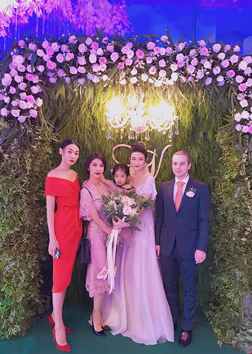 Siêu mẫu Xuân Lan và Thùy Dương cũng tham dự đám cưới của Á quân Vietnam’s Next Top Model 2011.