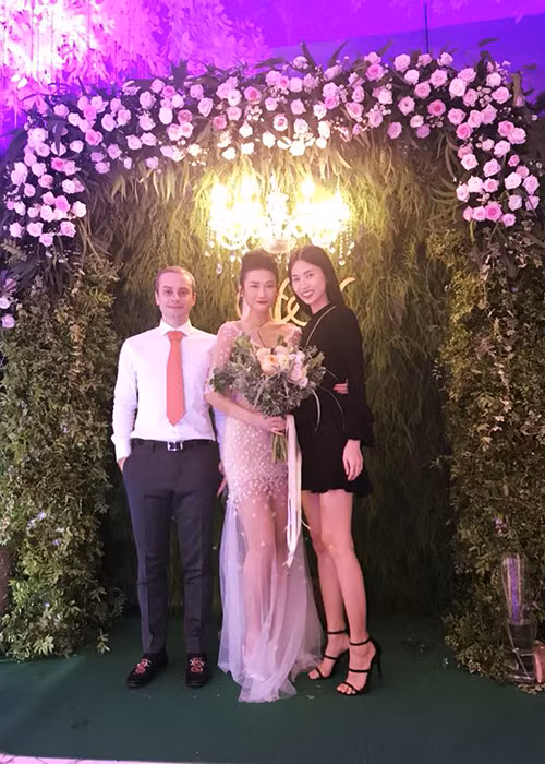 Người mẫu Trần Thanh Thủy chúc mừng Kha Mỹ Vân: “Chúc Vân mãi hạnh phúc nhé. Khi nào mới tới lượt mình”.