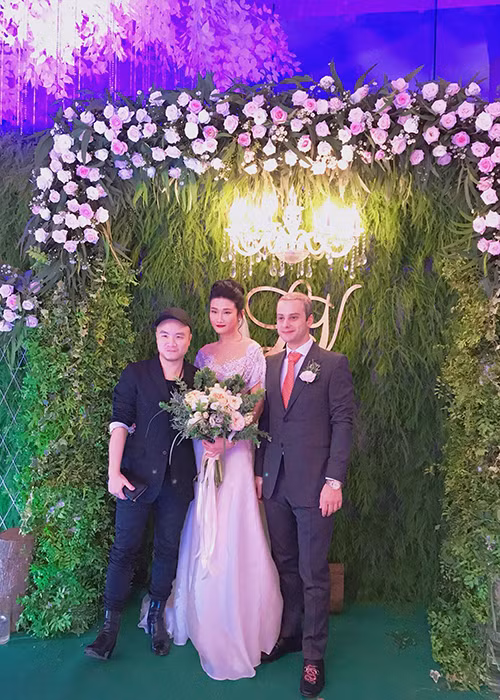 NTK Đỗ Mạnh Cường đến chúc mừng Kha Mỹ Vân lên xe hoa.