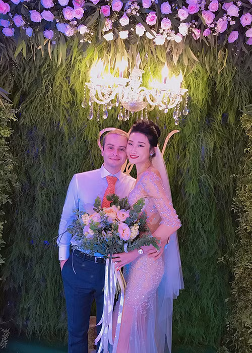 Dan sao Viet den mung dam cuoi Kha My Van va chong Tay