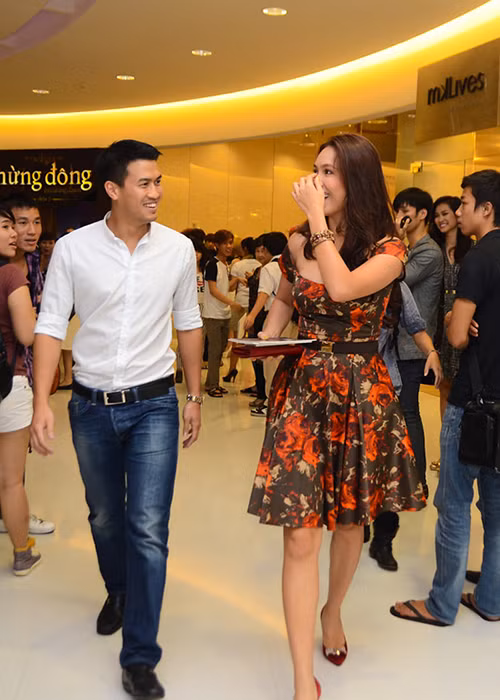 Hoàng My và Phillip Nguyễn được cho là hẹn hò khoảng 2 năm trước khi bắt đầu vướng tin đồn tình cảm vào tháng 9/2012. Cả hai sau đó không thừa nhận chuyện tình cảm trước báo chí nhưng lại lặng lẽ sánh bước bên nhau trong các sự kiện. Ảnh: Infonet