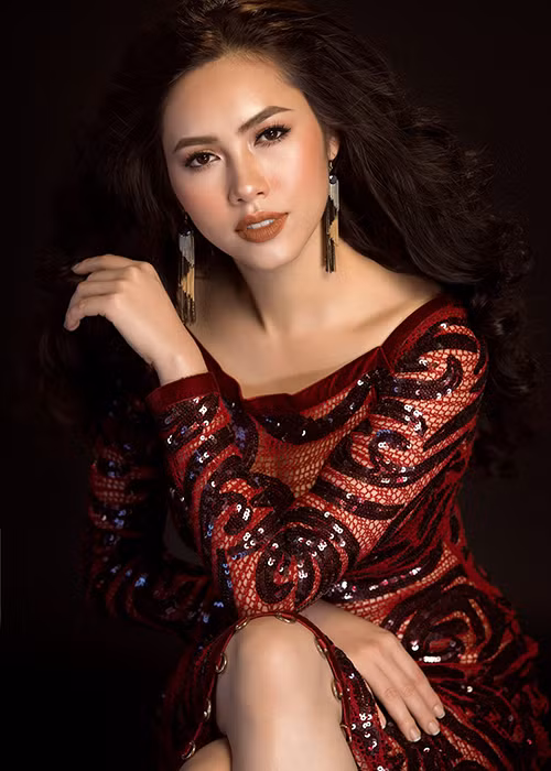 Giữa tâm bão chỉ trích, giám khảo Hoàng My xin lỗi về phát ngôn của mình. Cô thanh minh rằng cô không cập nhật thiệt hại cơn bão vì chuẩn bị cho chuyến bay về Israel đồng thời bày tỏ không bao giờ có ý so sánh về sự tang tóc mất mát của người dân với cơn bão một hoa hậu sẽ đón nhận. Ảnh: FBNV