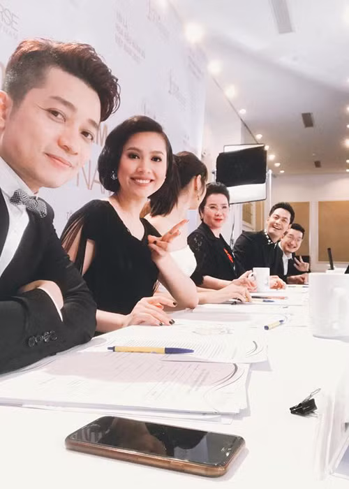 Gần đây, Hoàng My ngồi ghế giám khảo cuộc thi Hoa hậu Hoàn vũ Việt Nam 2017. Tuy nhiên, cô đang bị chỉ trích vì phát ngôn thiếu suy nghĩ, bão Damrey không bằng cơn bão dành cho đương kim hoa hậu. Ảnh: FBNV