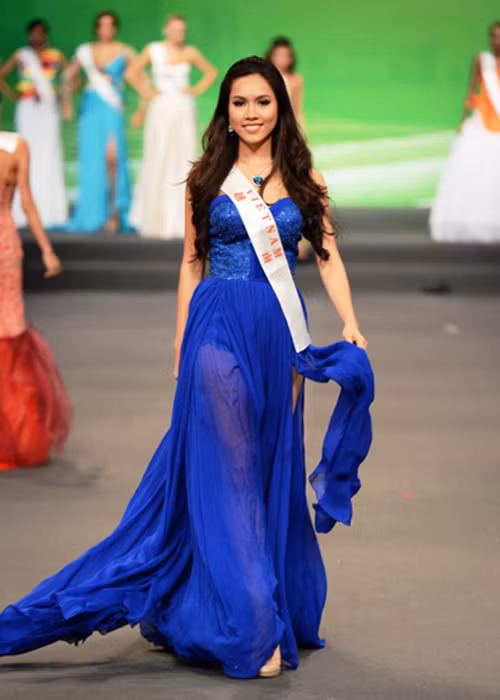 Tại cuộc thi Hoa hậu Thế giới 2012, Hoàng My trượt những giải phụ quan trọng khiến người hâm mộ thất vọng. Trong đêm chung kết, người đẹp gốc Đồng Nai cũng không lọt top 15 chung cuộc. Ảnh: Hà Nội Mới