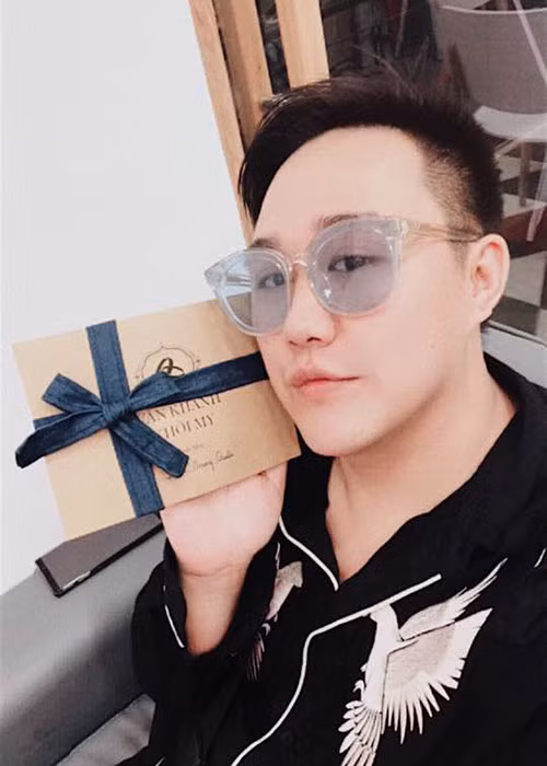 Trung Quân Idol nhận thiệp cưới của cặp đôi Khởi My - Kelvin Khánh.