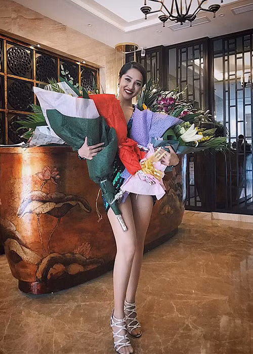 Bảo Anh được khán giả Hà Nội tặng hoa sau một buổi biểu diễn.