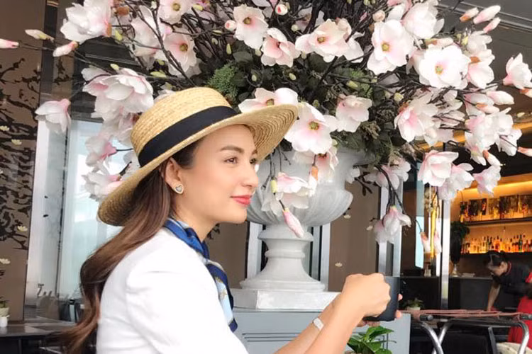 Ngọc Diễm làm thơ: “Thèm một tách trà nóng/ Bên những cánh hoa mềm/ Tựa bờ vai êm êm/ Nhõng nhẽo làm miu nhỏ”.