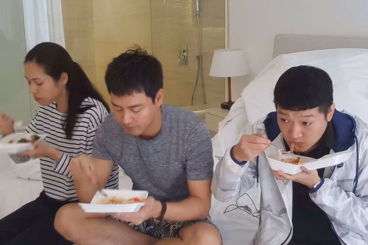 MC Phan Anh ăn sáng cùng Á hậu Hoàng My và NTK Samuel Hoàng trong khách sạn.