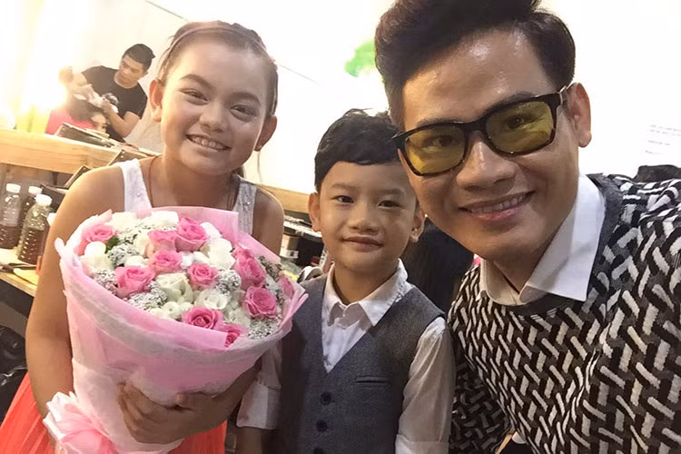 MC Hồng Phúc và con trai Chíp Sún tặng hoa chúc mừng bé Bào Ngư đoạt giải nhất Sao nối ngôi.