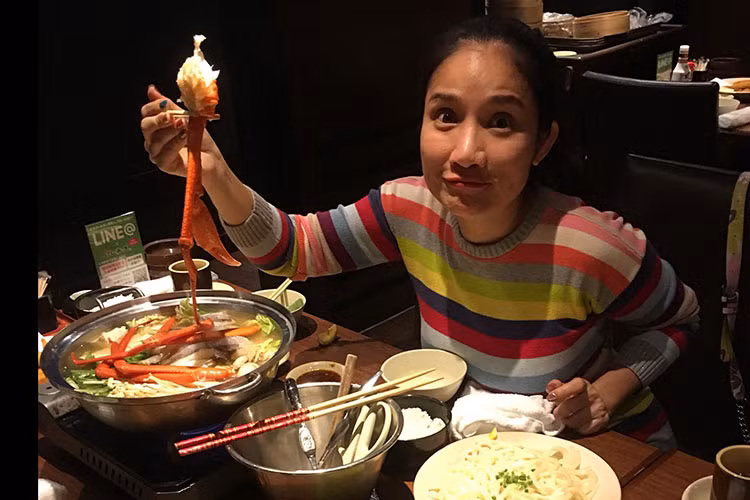 MC “Bạn muốn hẹn hò” Cát Tường thưởng thức ẩm thực Nhật Bản trong chuyến du lịch.