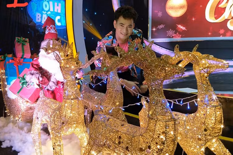 Xuân Bắc miệt mài ghi hình cho một chương trình Giáng sinh.