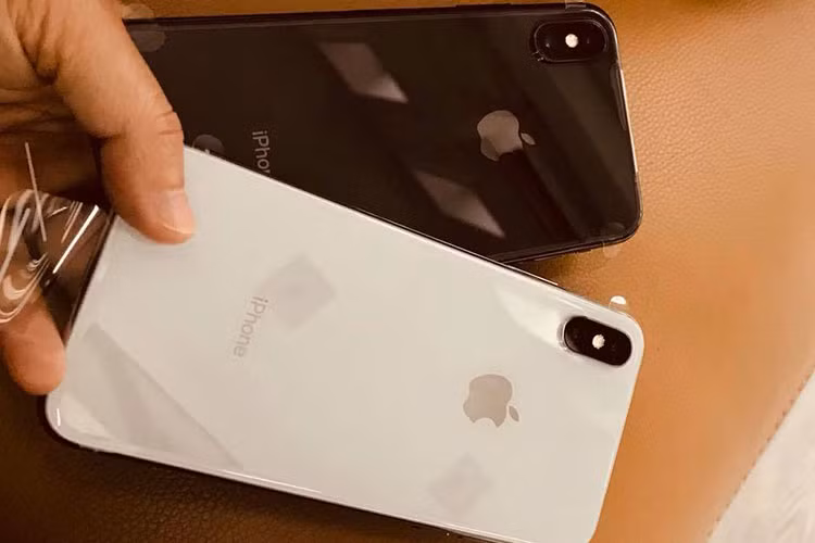 Nhạc sĩ Phương Uyên đập hộp iPhone X là một trong những tin tức sao Việt trong ngày 4/11.