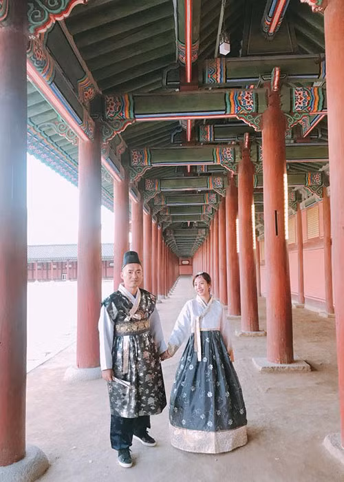 Vợ chồng Tiến Luật - Thu Trang mặc trang phục Hàn Quốc trong chuyến du lịch.