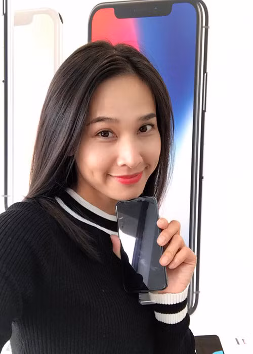 Dương Mỹ Linh cũng là một trong số những sao Việt sở hữu iPhone X đầu tiên.