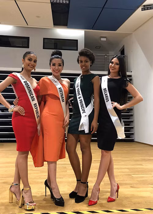 Đại diện Việt Nam vừa hoàn thành buổi chụp hình trang phục dạ hội và quay clip giới thiệu bản thân. Ảnh: FBNV