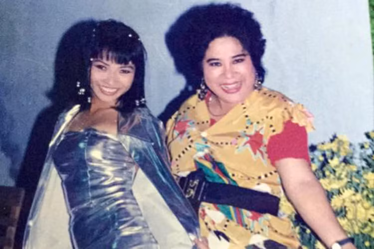 Minh Vượng chia sẻ hình ảnh của mình bên ca sĩ Phương Thanh trong một đêm diễn vào tháng 2/1998.