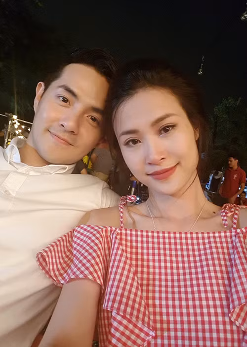 Hot Face sao Viet 24h: Dong Nhi mat ngan le ben Ong Cao Thang