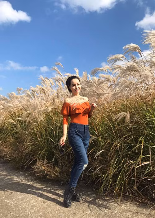 Mai Thu Huyền tạo dáng chụp ảnh giữa cánh đồng lau ở đảo Jeju, Hàn Quốc.
