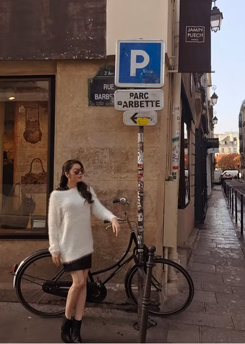 Lý Nhã Kỳ tâm sự: “Đứng ở ngã 3 đường không biết nên đi đâu. Muốn dùng hết sự dũng cảm của mình để quyết định bước đi trên 1 hành trình mới, tìm 1 ánh nắng nhẹ đủ sáng và đủ ấm để giúp mình hiểu trái tim mình muốn gì”.