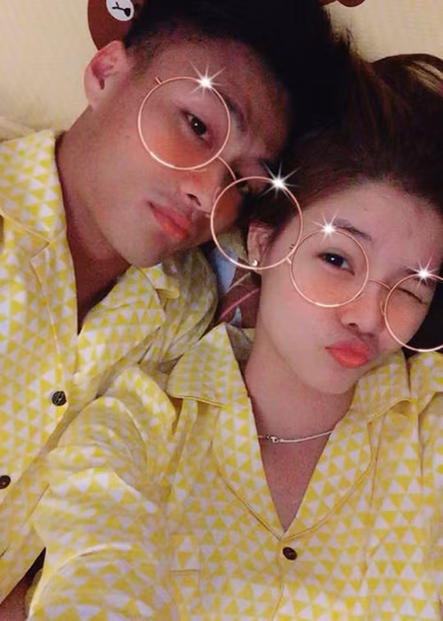 Kỳ Hân động viên Mạc Hồng Quân thi đấu thật tốt.