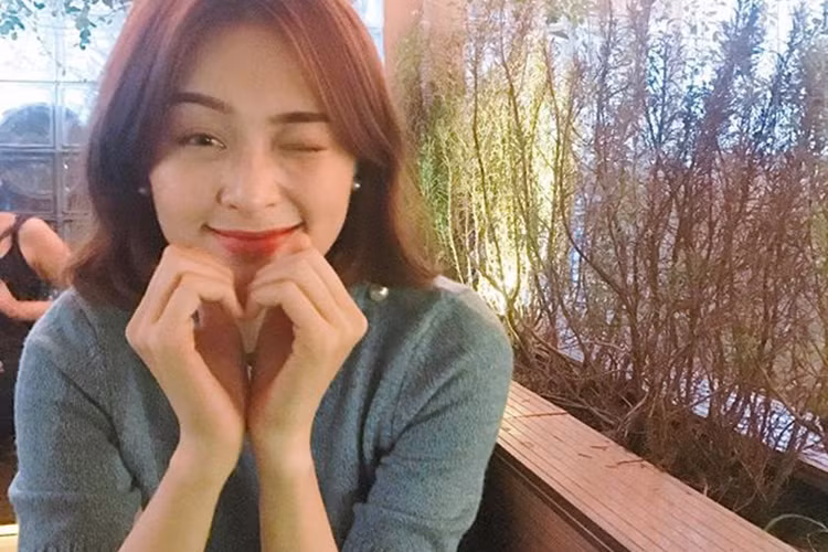 Hạ Vi nhí nhảnh chụp ảnh là một trong những tin tức sao Việt trong ngày 9/11.