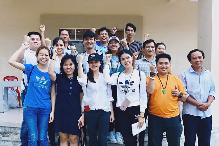 MC Phan Anh vui vẻ bên đoàn thiện nguyện sau loạt ồn ào.