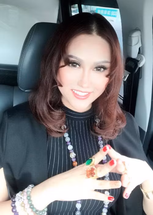 Vốn ưa chuộng trang phục gợi cảm, Phi Thanh Vân bất ngờ mặc kín đáo.