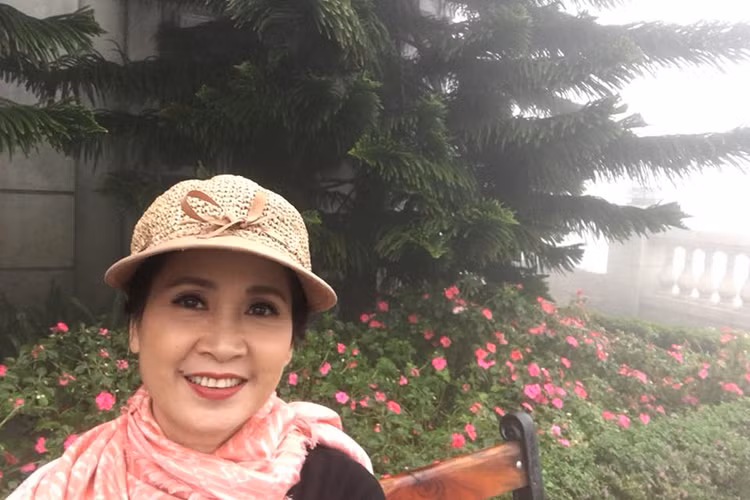 "Mẹ chồng" Lan Hương tranh thủ du lịch Đà Nẵng cùng các đồng nghiệp.