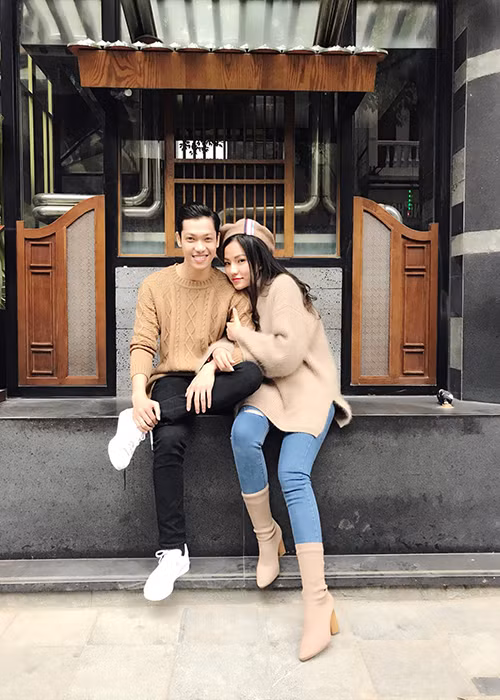 Lý Phương Châu - Hiền Sến tình tứ bên nhau trong chuyến công tác ở Hà Nội.