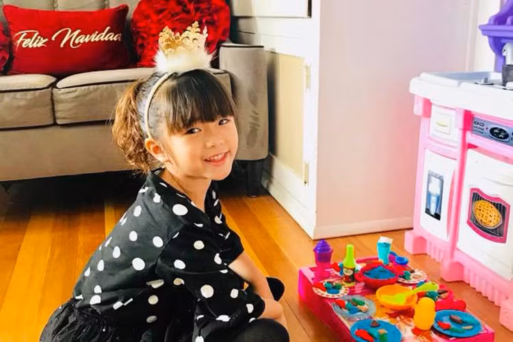 Con gái Thúy Nga càng lớn càng xinh xắn.