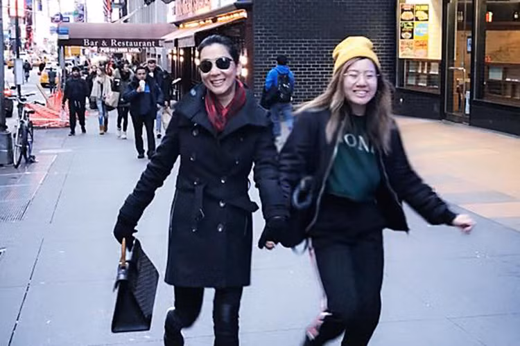 MC Kỳ Duyên khoe được con gái trang điểm trước khi đi dạo phố mua sắm.