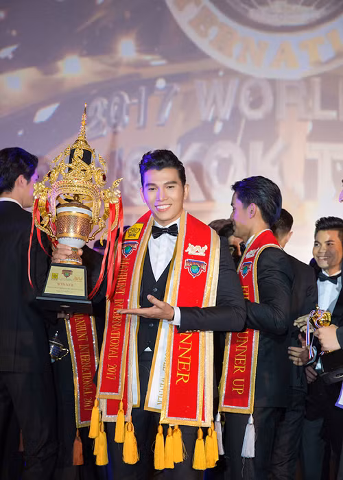 Tối ngày 27/11, chung kết cuộc thi Manhunt International 2017 - Nam vương Quốc tế 2017 đã diễn ra tại Bangkok - Thái Lan. Trải qua các vòng thi gay cấn trong 2 tiếng đồng hồ, đại diện Việt Nam, siêu mẫu Ngọc Tình đăng quang Nam vương Quốc tế 2017.