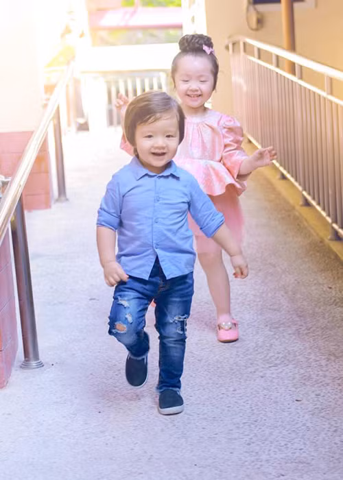 Hot girl Elly Trần khoe khoảnh khắc 2 nhóc tì của cô vui vẻ nô đùa.