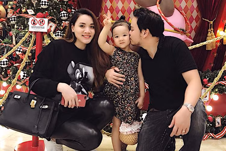 Vợ chồng sao Việt Trang Nhung đưa con gái đầu lòng đi tận hưởng không khí Giáng sinh.