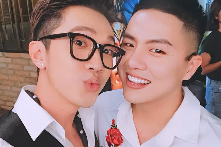 Minh Xù hài hước chú thích “Khi nào đám cưới chúng ta” cho khoảnh khắc bên Duy Khánh.