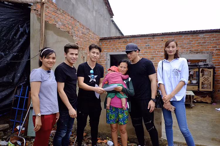 Vợ chồng Lê Thúy - Đỗ An cùng Lê Xuân Tiền và Quốc Thiên đi trao quà từ thiện cho bà con chịu ảnh hưởng bởi cơn bão số 12 vừa qua.