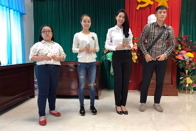 Vợ chồng sao Việt Công Vinh - Thủy Tiên đến Phú Yên trao hơn 500 triệu đồng quyên góp được để ủng hộ người dân vùng lũ.
