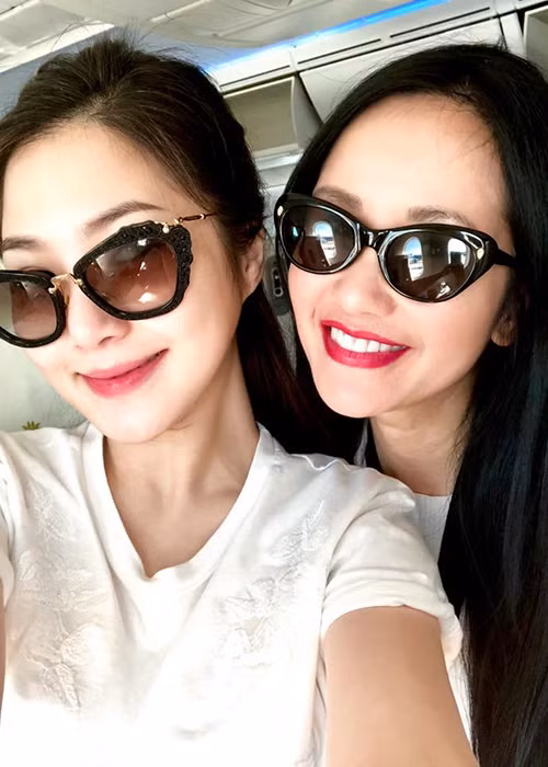 Diva Hồng Nhung chia sẻ hình ảnh bên Hương Tràm đồng thời chú thích hài hước: “Có phải trò mình đâu mà “nhận vơ”.