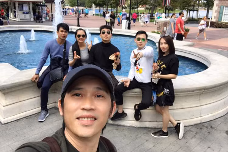 Hoài Linh vui vẻ chia sẻ: “Cũng đi chơi cho biết với người ta. Ở nhà miết ai cũng nói mình "lúa”.