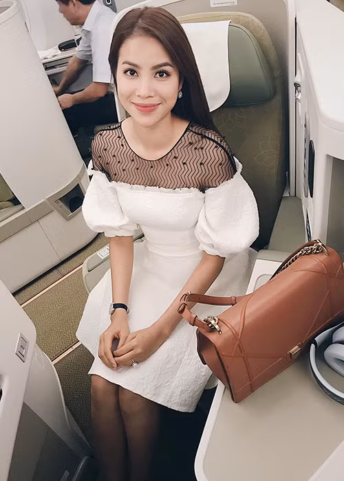 Hoa hậu Phạm Hương than thở ngày càng gầy đi do liên tục chạy show.