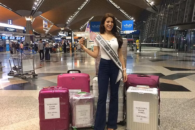 Đại diện Malaysia tươi rói tại sân bay. Cô mang theo khá nhiều vali hành lý cho cuộc thi.