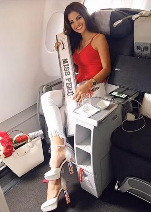 Đại diện Peru Prissila Howard đáp chuyến bay đến Mỹ để tham gia Hoa hậu Hoàn vũ Thế giới 2017.