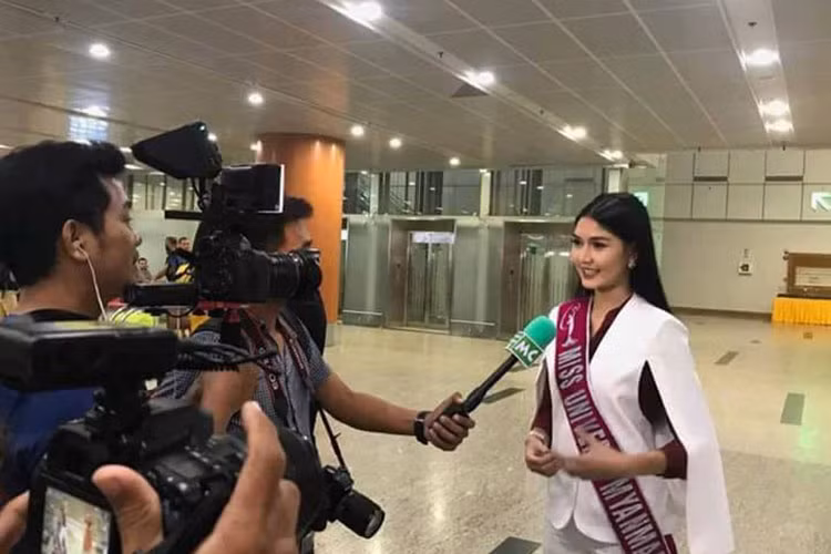 Người đẹp Myanmar nhận được sự quan tâm của truyền thông trong nước trước khi chính thức tham gia các hoạt động tại Hoa hậu Hoàn vũ Thế giới 2017.