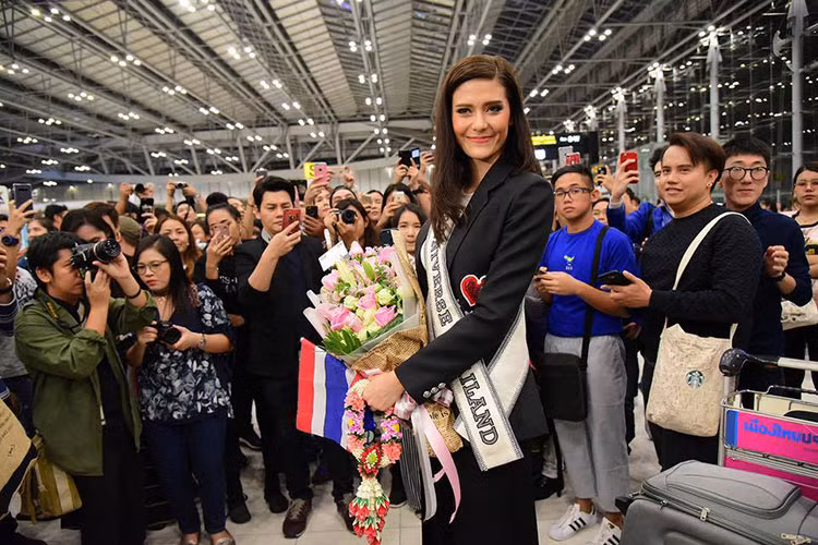 Maria Poonlertlarp được người hâm mộ Thái Lan đến tiễn trước khi lên máy bay.