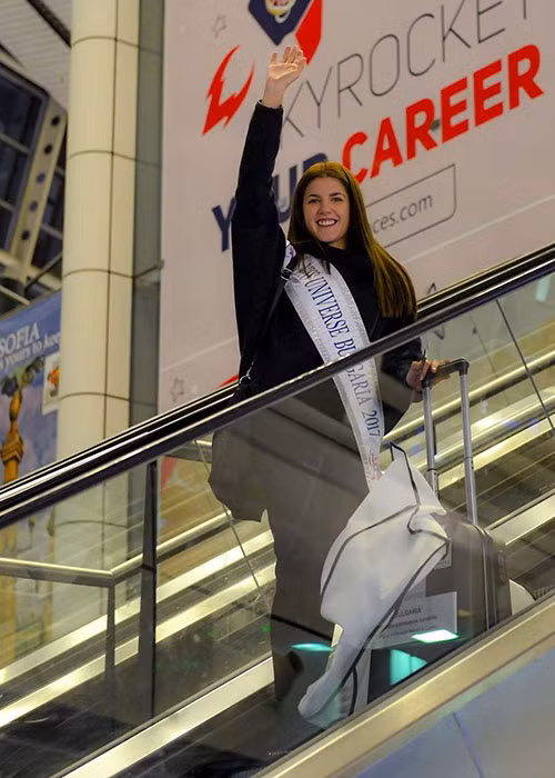 Đại diện Bulgari Nikoleta Todorova vẫy chào gia đình và người hâm mộ tại sân bay đi Mỹ.